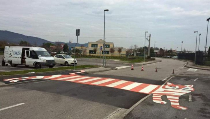 Strisce pedonali giocose: a Vicenza si attraversa la strada su gatti, zebre e piedoni - Foto 1 di 4