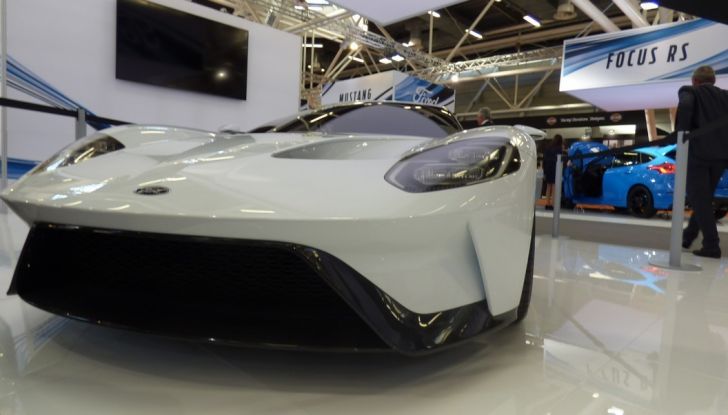 Ford GT 2017, frontale dal basso.