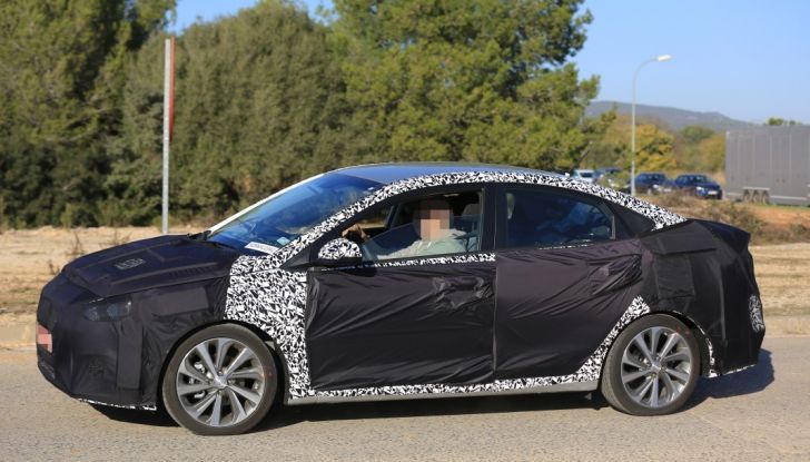 Hyundai Accent 2017 immagine spia., laterale