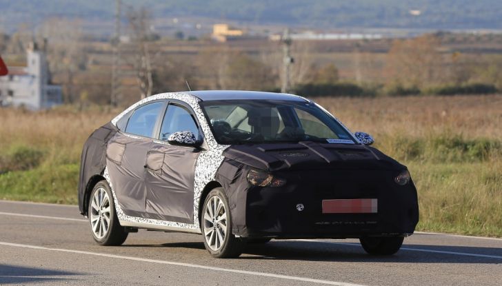 Foto spia Hyundai Accent 2017, laterale anteriore.