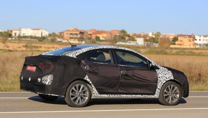 Foto spia Hyundai Accent 2017, laterale.