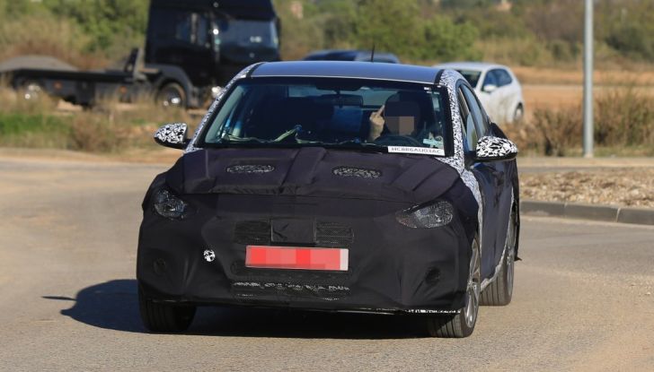 Hyundai Accent 2017 immagine spia, anteriore.