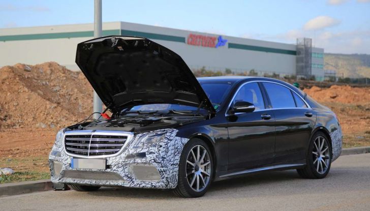 Mercedes Classe S facelift, nuove foto spia con minori camuffature - Foto 1 di 10