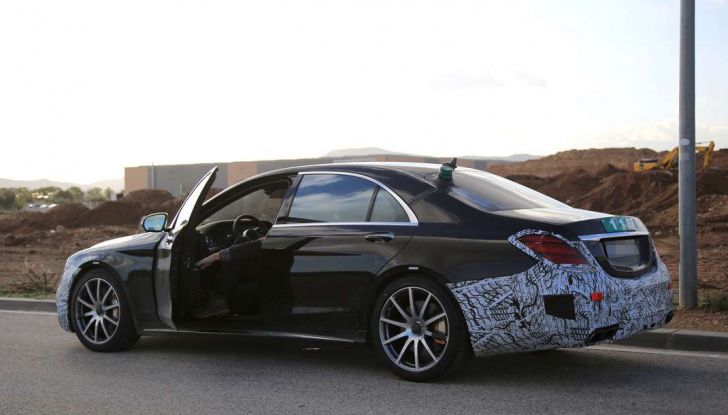 Mercedes Classe S facelift, nuove foto spia con minori camuffature - Foto 9 di 10
