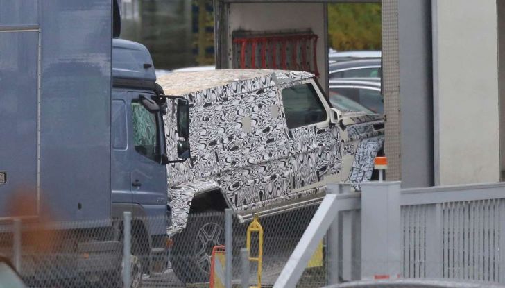 Mercedes G4x4, foto spia della versione con piattaforma allungata - Foto 2 di 4