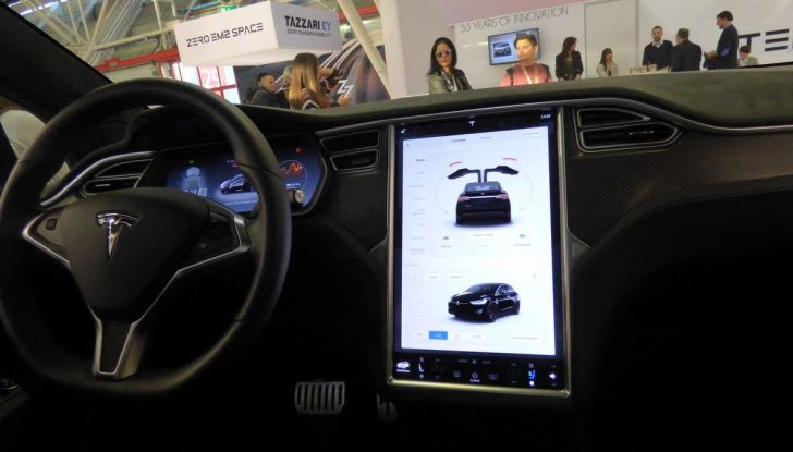 Tesla Model X, il crossover con le ali - Foto 6 di 7