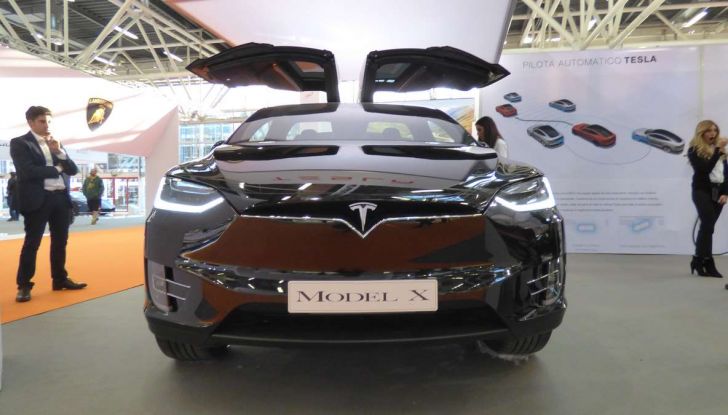 Tesla Model X, il crossover con le ali - Foto 2 di 7