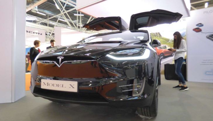Tesla Model X, il crossover con le ali - Foto 1 di 7