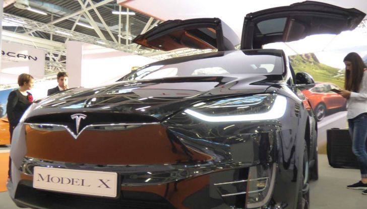 Tesla Model X, il crossover con le ali - Foto 3 di 7