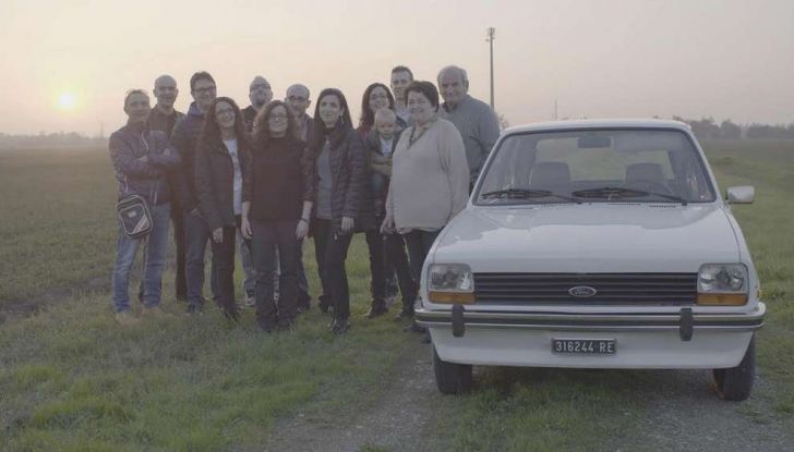 Una speciale Ford Fiesta unisce sette fratelli e tre generazioni, foto di gruppo.