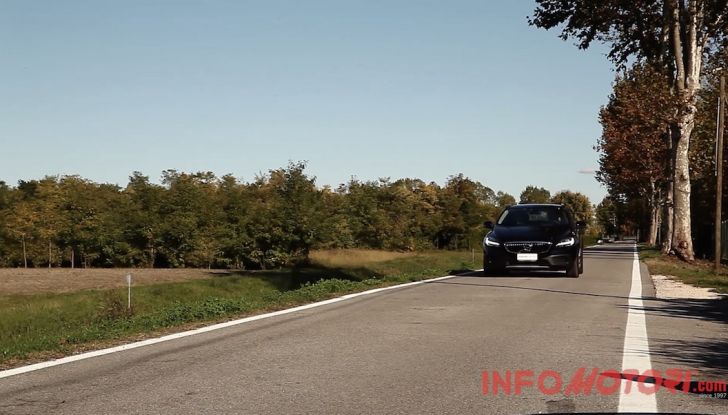 Prova su strada Volvo V40 Cross Country 2016 D2 con Volvo Selekt - Foto 15 di 22