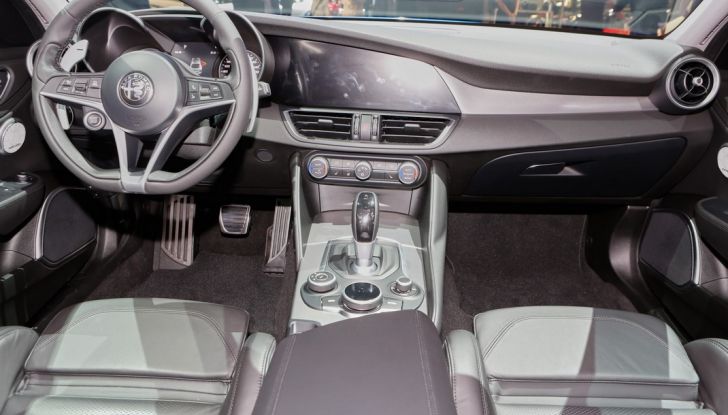 alfa romeo giulia interno bologna 2016