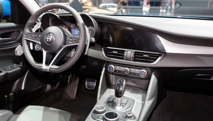 alfa romeo giulia interno bologna 2016