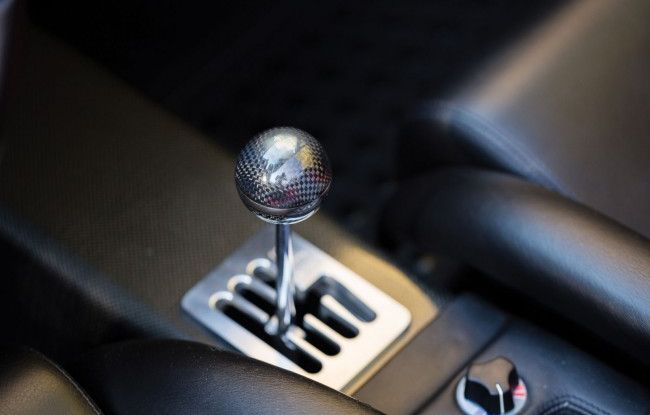 Una Ferrari F50 nera leva cambio