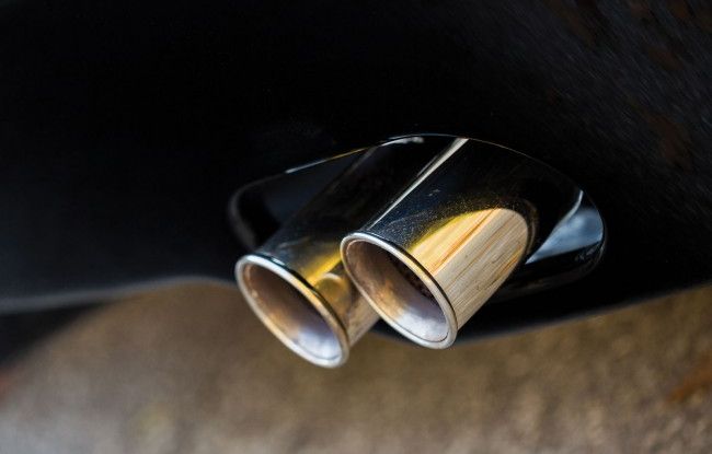 Una Ferrari F50 nera all'asta tubi scappamenti