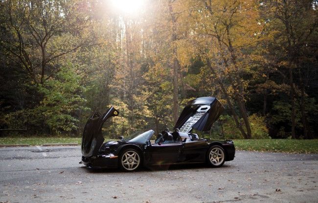 Una Ferrari F50 nera all'asta apertura cofani