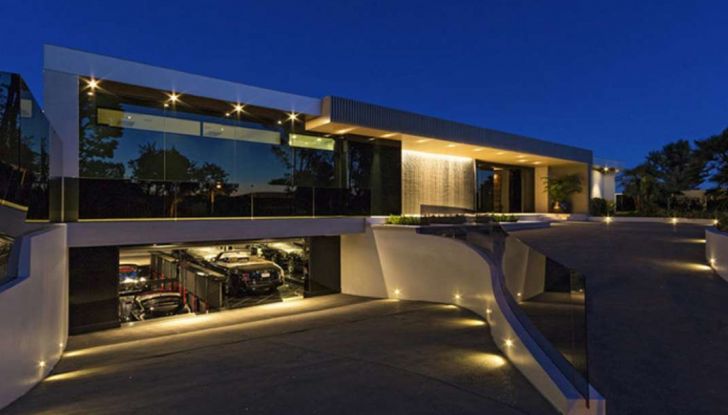 Vendesi villetta compresa collezione supercar a 250 mln dlr