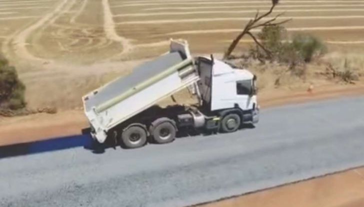 Asfaltatura della strada in Australia: il video diventa virale - Foto 3 di 7