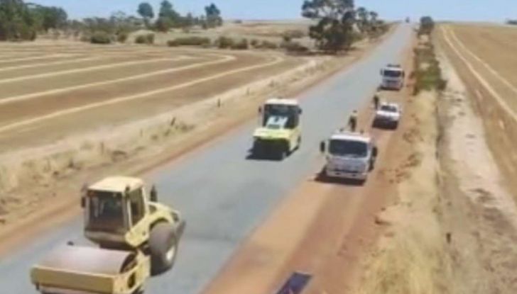 Asfaltatura della strada in Australia: il video diventa virale - Foto 4 di 7