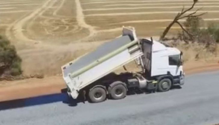 Asfaltatura della strada in Australia: il video diventa virale - Foto 6 di 7