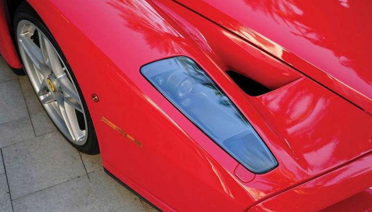 la ferrari enzo di tommy hilfiger finisce all'asta dettaglio anteriore