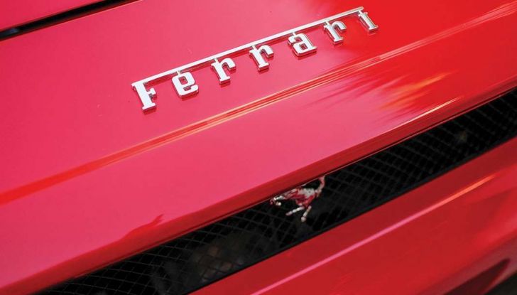 la ferrari enzo di tommy hilfiger finisce all'asta logo Ferrari