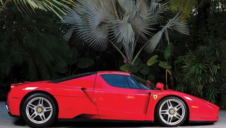 la ferrari enzo di tommy hilfiger finisce all'asta laterale