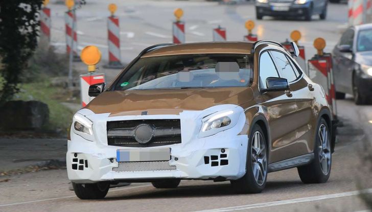 Mercedes GLA 45 AMG Facelift 2017, prime immagini spia della rinnovata variante sportiva - Foto 2 di 9