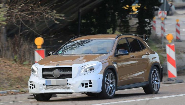 Mercedes GLA 45 AMG Facelift 2017, prime immagini spia della rinnovata variante sportiva - Foto 3 di 9