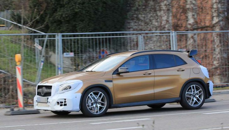 Mercedes GLA 45 AMG Facelift 2017, prime immagini spia della rinnovata variante sportiva - Foto 1 di 9
