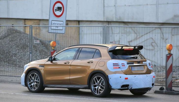Mercedes GLA 45 AMG Facelift 2017, prime immagini spia della rinnovata variante sportiva - Foto 7 di 9