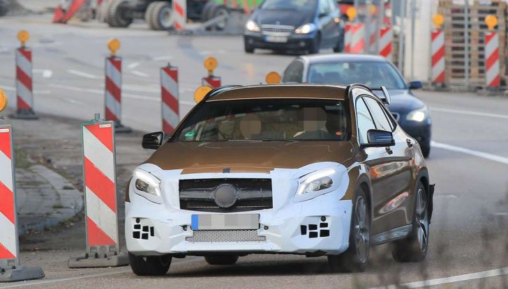 Mercedes GLA 45 AMG Facelift 2017, prime immagini spia della rinnovata variante sportiva - Foto 9 di 9