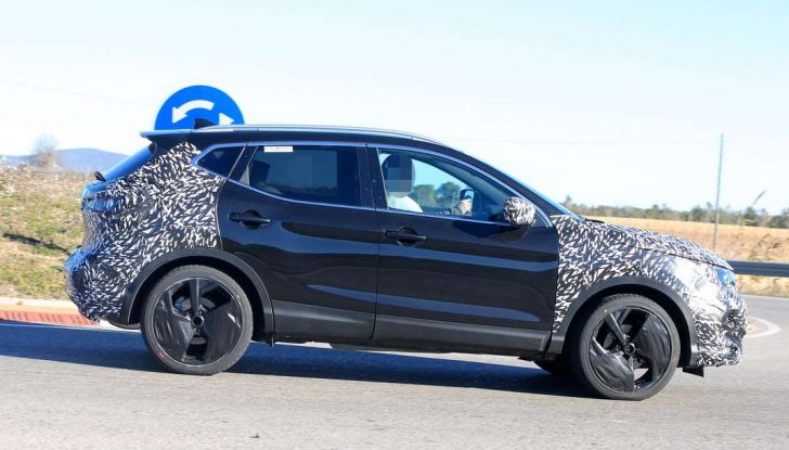 Nuova Nissan Qashqai Facelift, prime foto spia dei test dinamici - Foto 5 di 11