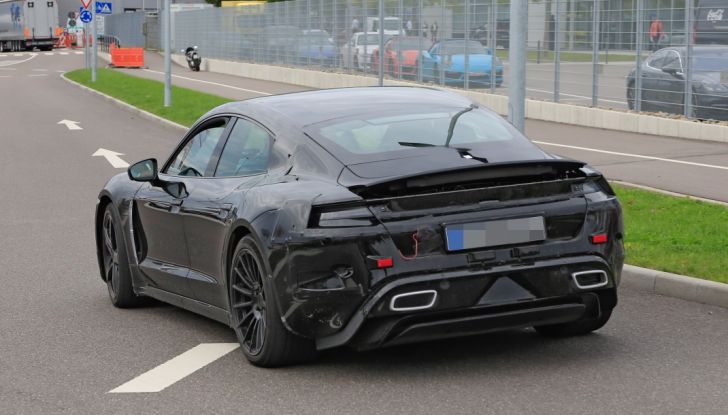 Porsche Mission E: l’elettrica pura su base Panamera - Foto 13 di 29