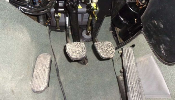 una bmw m1 abbandonata scoperta in un garage italiano 11