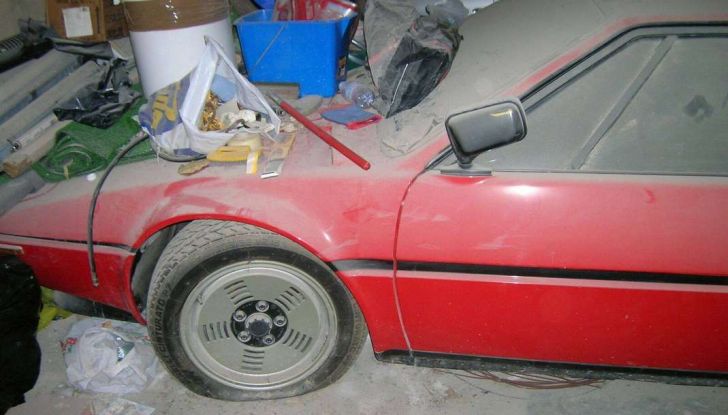 una bmw m1 abbandonata scoperta in un garage italiano 12