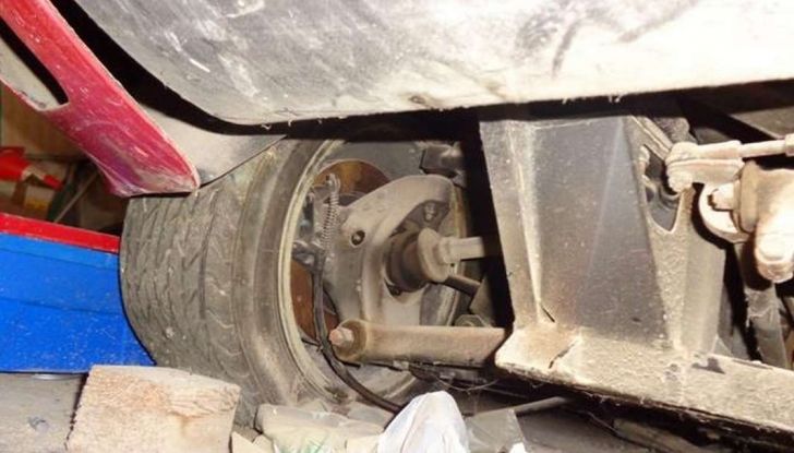 una bmw m1 abbandonata scoperta in un garage italiano 2