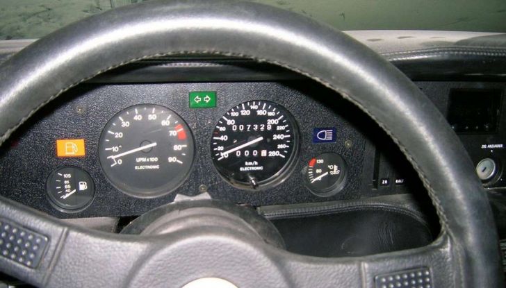 una bmw m1 abbandonata scoperta in un garage italiano cruscotto