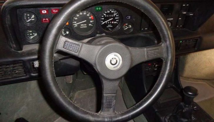 una bmw m1 abbandonata scoperta in un garage italiano volante