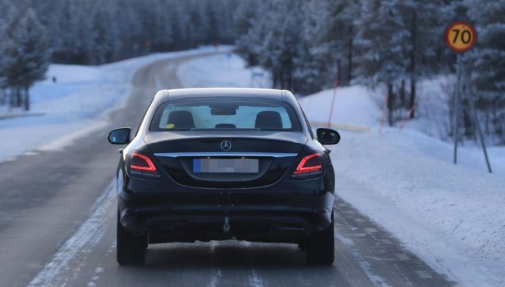 Mercedes Classe C Facelift, prime immagini spia e dettagli del nuovo modello - Foto 2 di 20