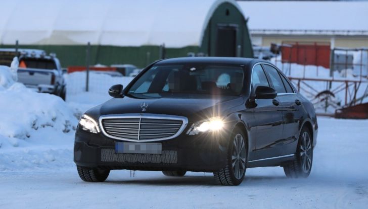 Mercedes Classe C Facelift, prime immagini spia e dettagli del nuovo modello - Foto 9 di 20