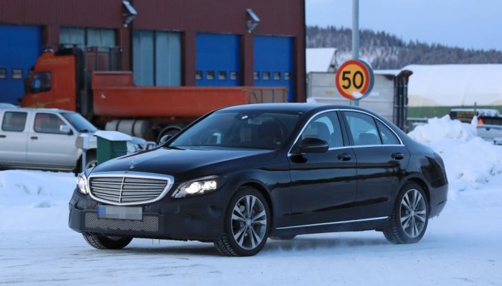 Mercedes Classe C Facelift, prime immagini spia e dettagli del nuovo modello - Foto 1 di 20