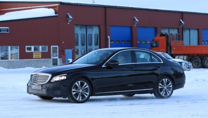 Mercedes Classe C Facelift, prime immagini spia e dettagli del nuovo modello - Foto 10 di 20