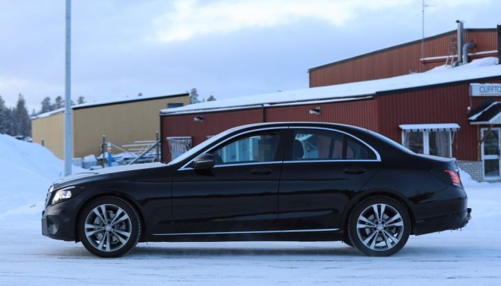 Mercedes Classe C Facelift, prime immagini spia e dettagli del nuovo modello - Foto 11 di 20