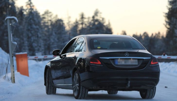 Mercedes Classe C Facelift, prime immagini spia e dettagli del nuovo modello - Foto 15 di 20