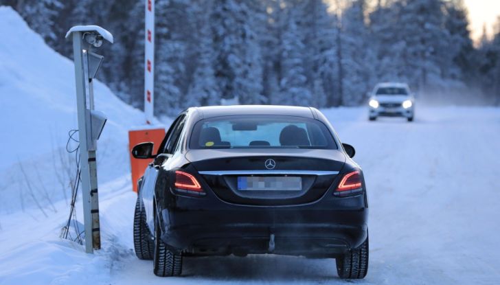 Mercedes Classe C Facelift, prime immagini spia e dettagli del nuovo modello - Foto 17 di 20
