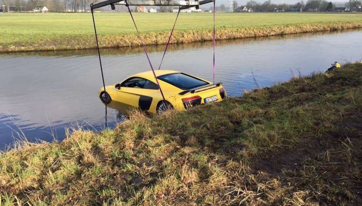 Audi R8 V10 Plus in un fiume