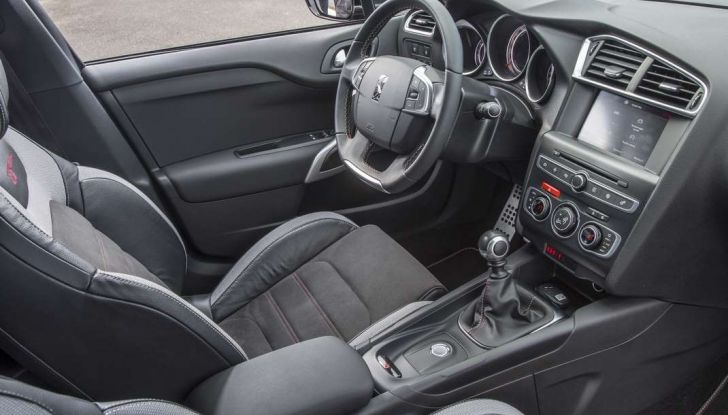 DS Performance Line,interno posto guida