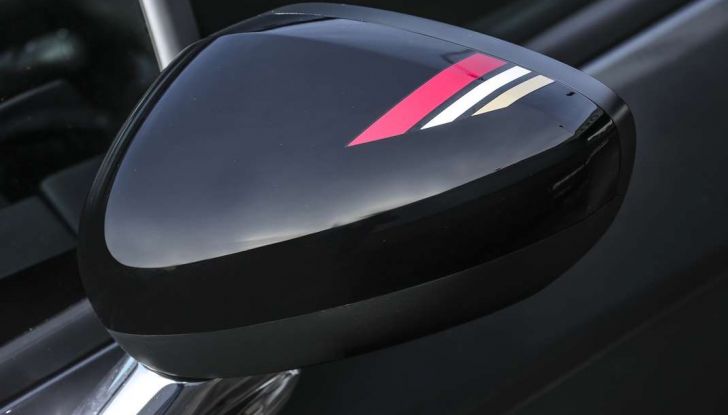 DS Performance Line, specchietto, dettaglio colori societari.