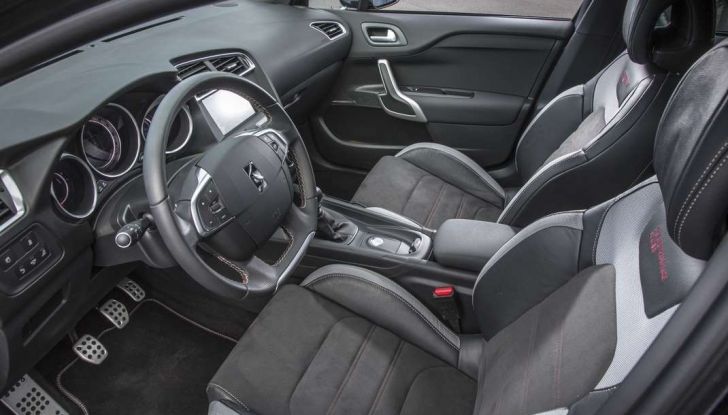 DS Performance Line, interno.